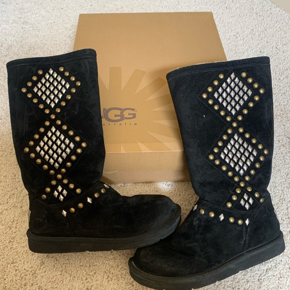 Black pattern Uggs